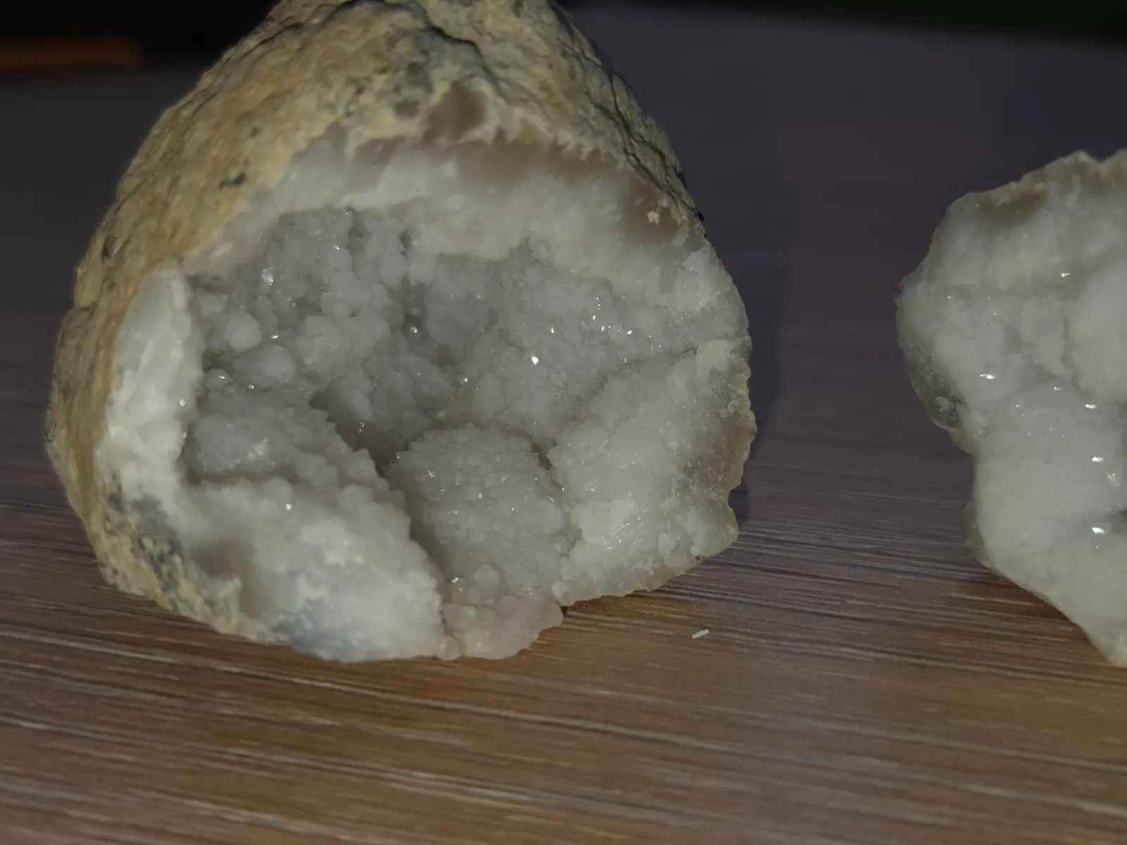 Nahaufnahme der Quarzkristalle im Inneren der Geode