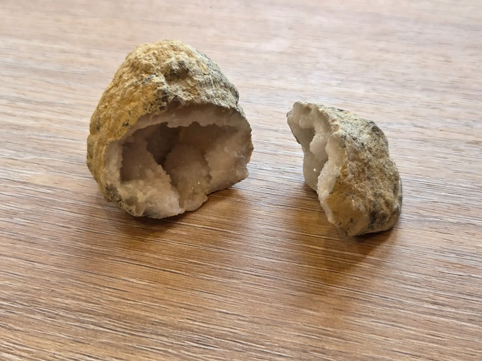 Die geöffnete Quarz-Geode mit ihren beiden Hälften