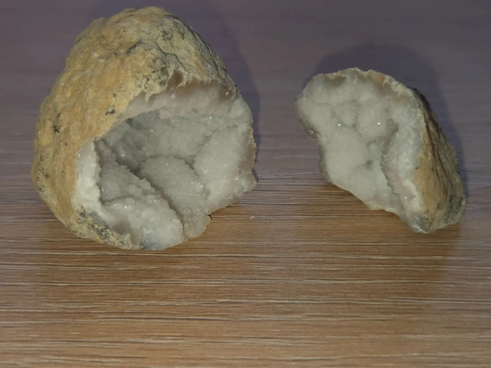 Zwei geöffnete Hälften der im Garten gefundenen Quarz-Geode